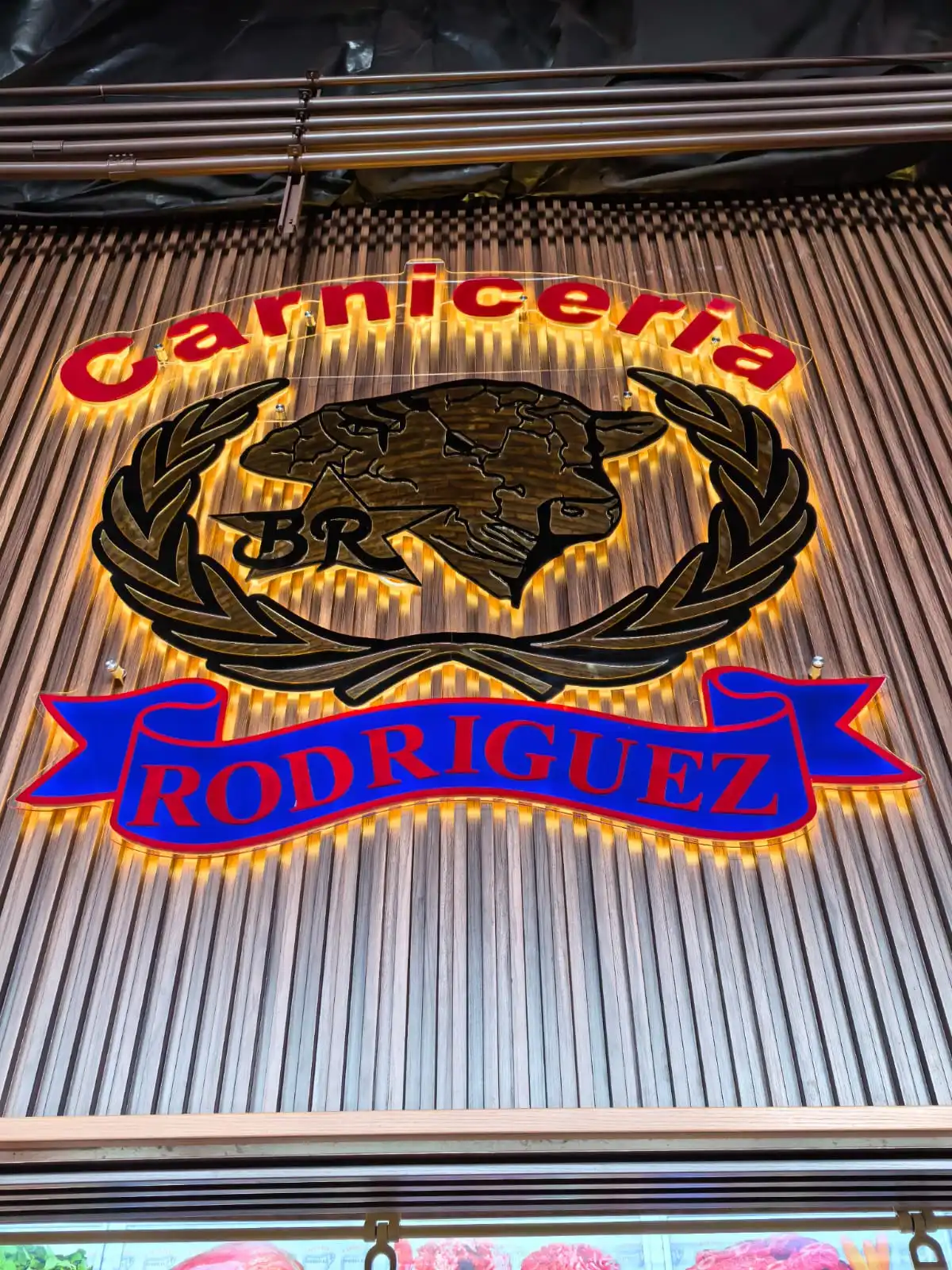 Logotipo iluminado de Carnicería Rodríguez