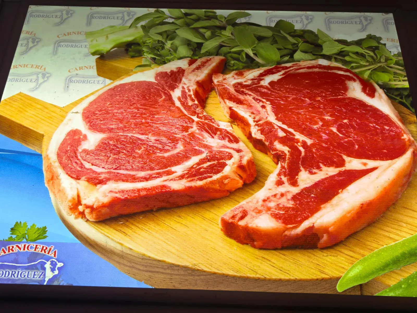 Chuletas de res con hueso sobre tabla de madera