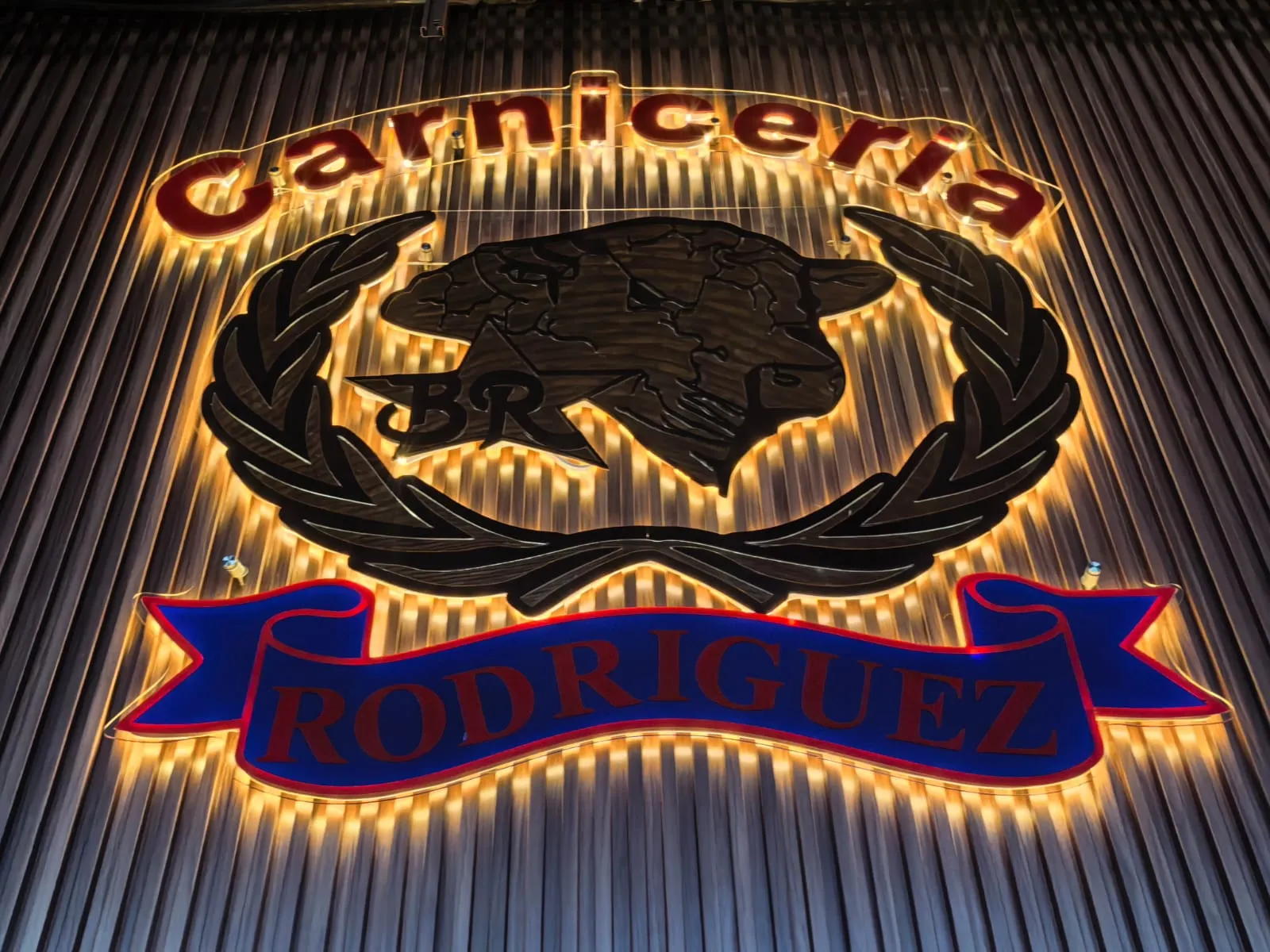Letrero iluminado de Carnicería Rodríguez